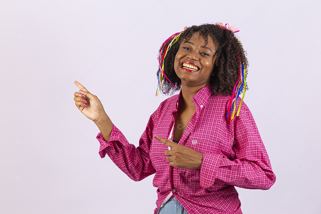 Linda mulher comemorando festa junina