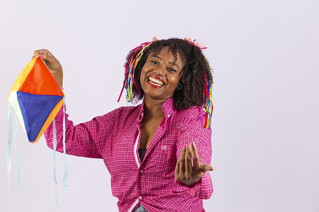 Linda mulher comemorando festa junina