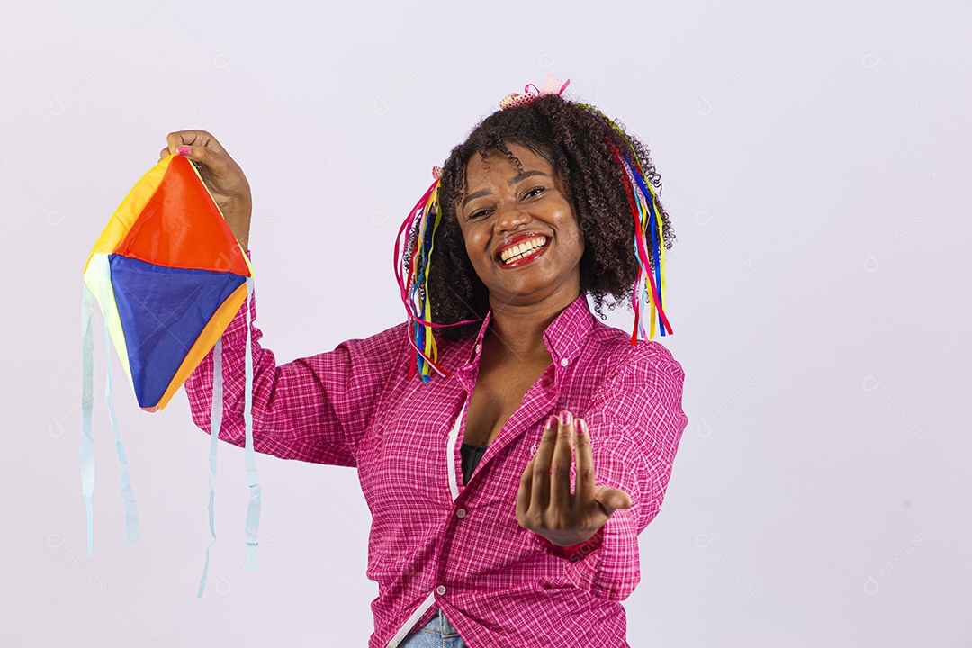 Linda mulher comemorando festa junina