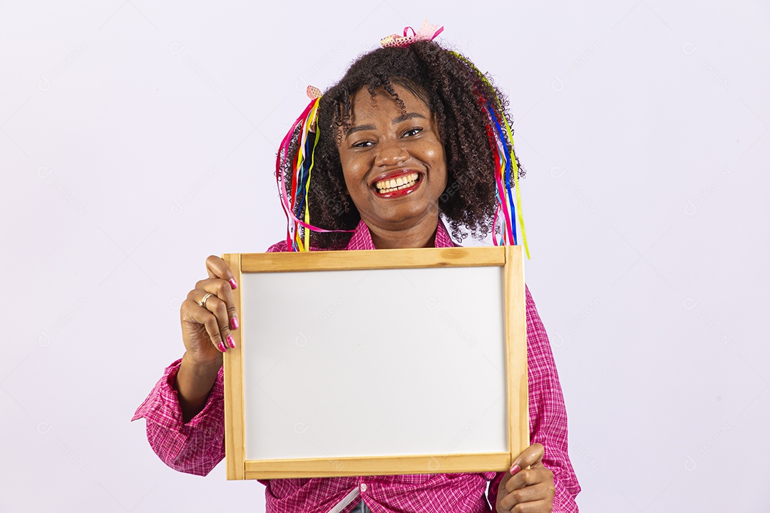 Linda mulher comemorando festa junina com placa branca