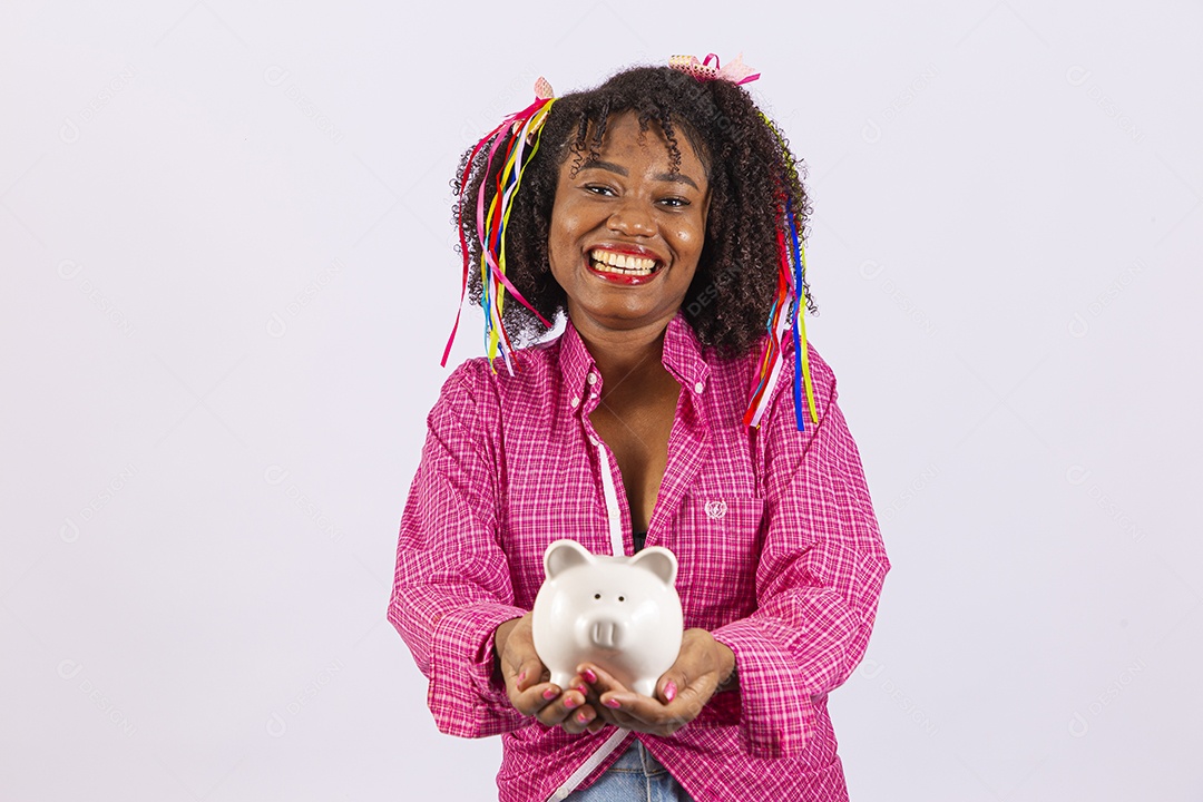 Linda mulher comemorando festa junina segurando cofre