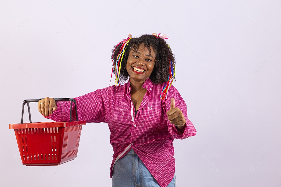 Linda mulher comemorando festa junina com cesta de supermercado