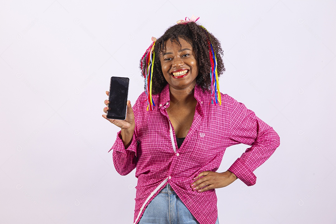 Linda mulher comemorando festa junina com celular