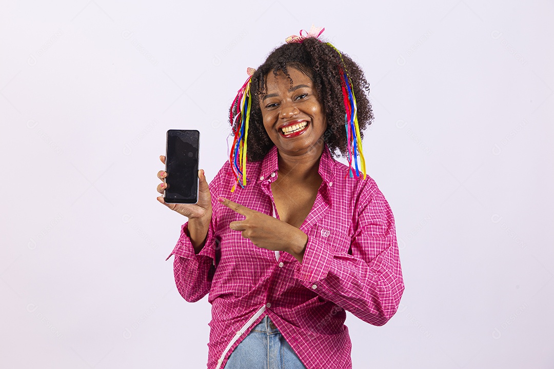 Linda mulher comemorando festa junina com celular