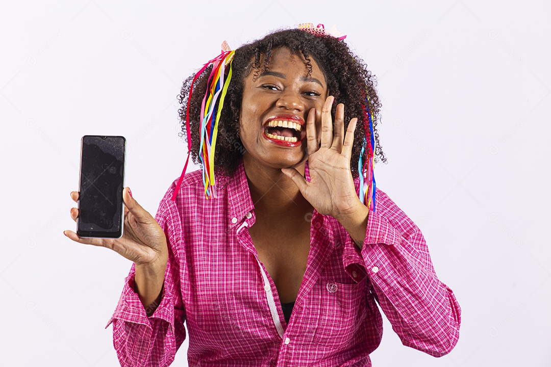 Linda mulher comemorando festa junina com celular