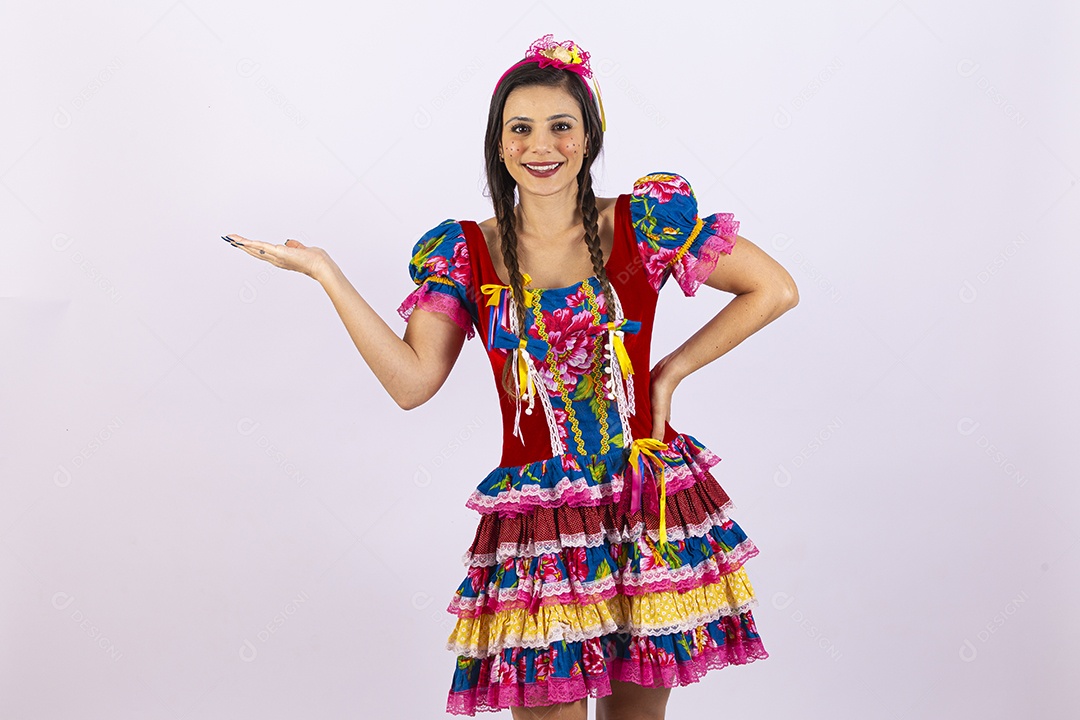 Linda mulher comemorando festa junina