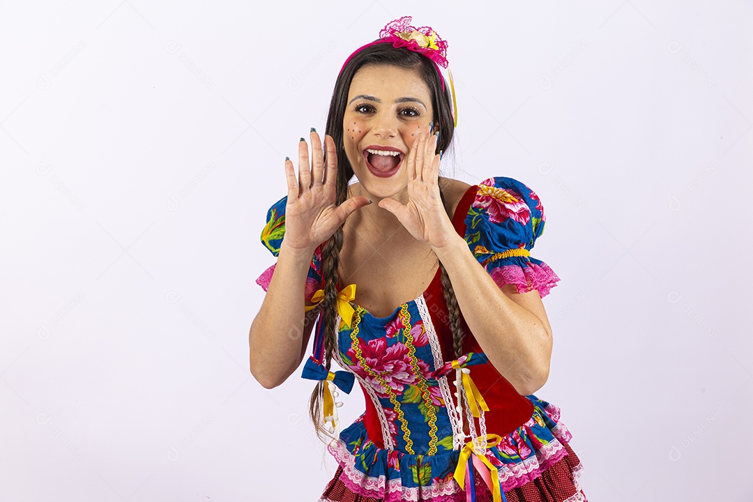 Linda mulher com vestido de festa junina