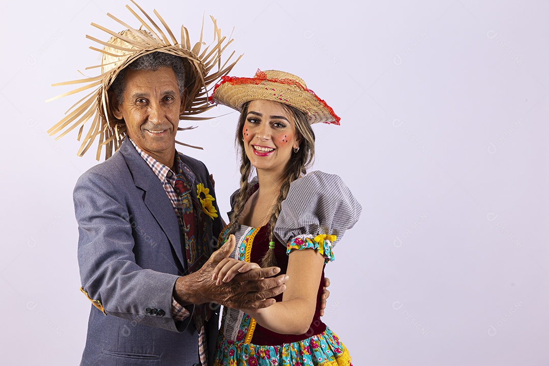 Casal com trajes de festa junina