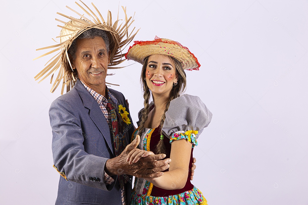 Casal com trajes de festa junina