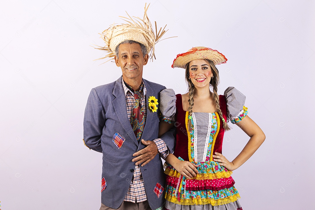 Casal com trajes de festa junina