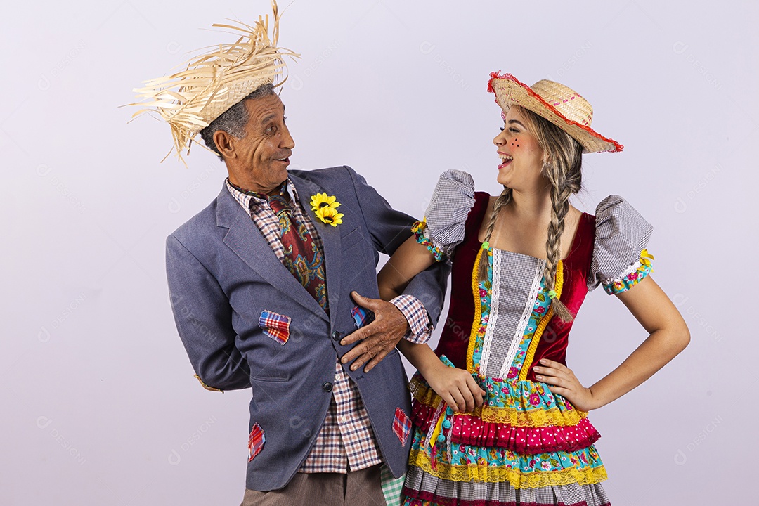 Casal com trajes de festa junina