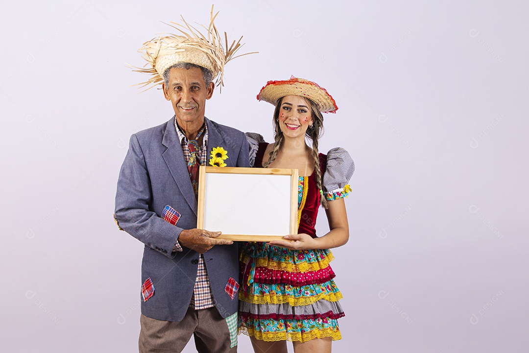 Casal com trajes de festa junina