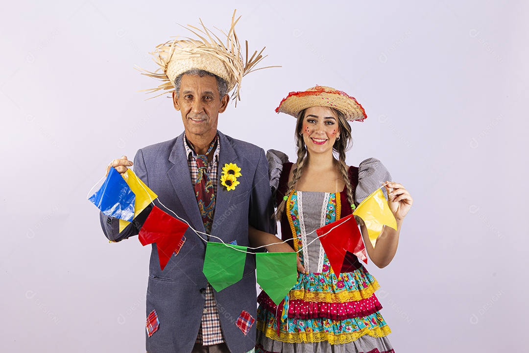 Casal com trajes de festa junina