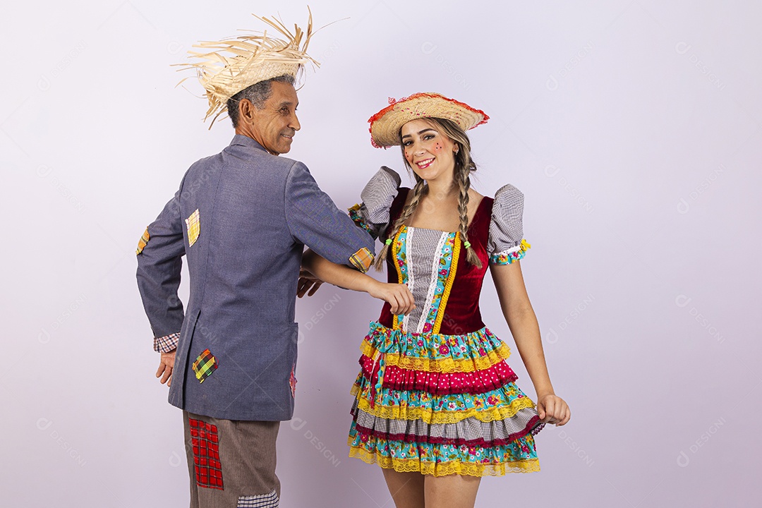 Casal com trajes de festa junina