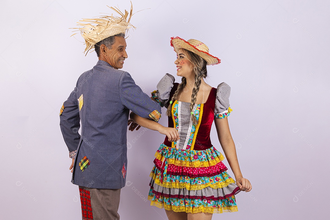 Casal com trajes de festa junina