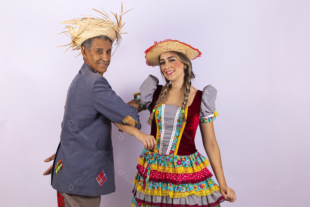 Casal com trajes de festa junina