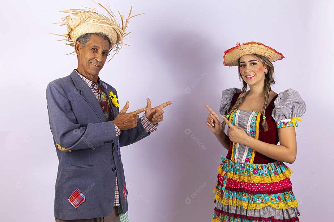 Casal com trajes de festa junina