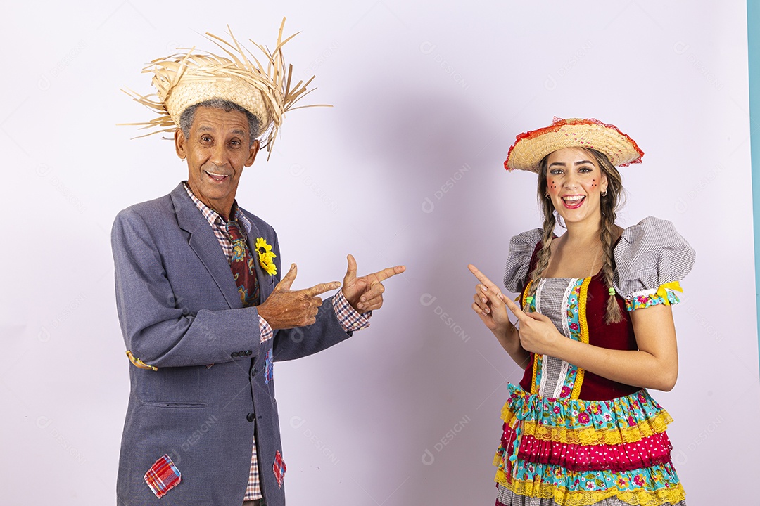 Casal com trajes de festa junina