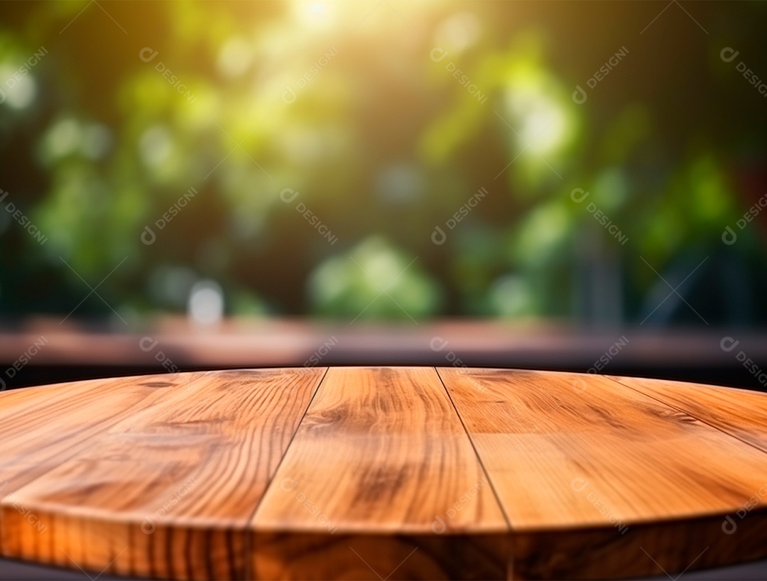 Tampo de mesa de madeira vazio sobre fundo desfocado.