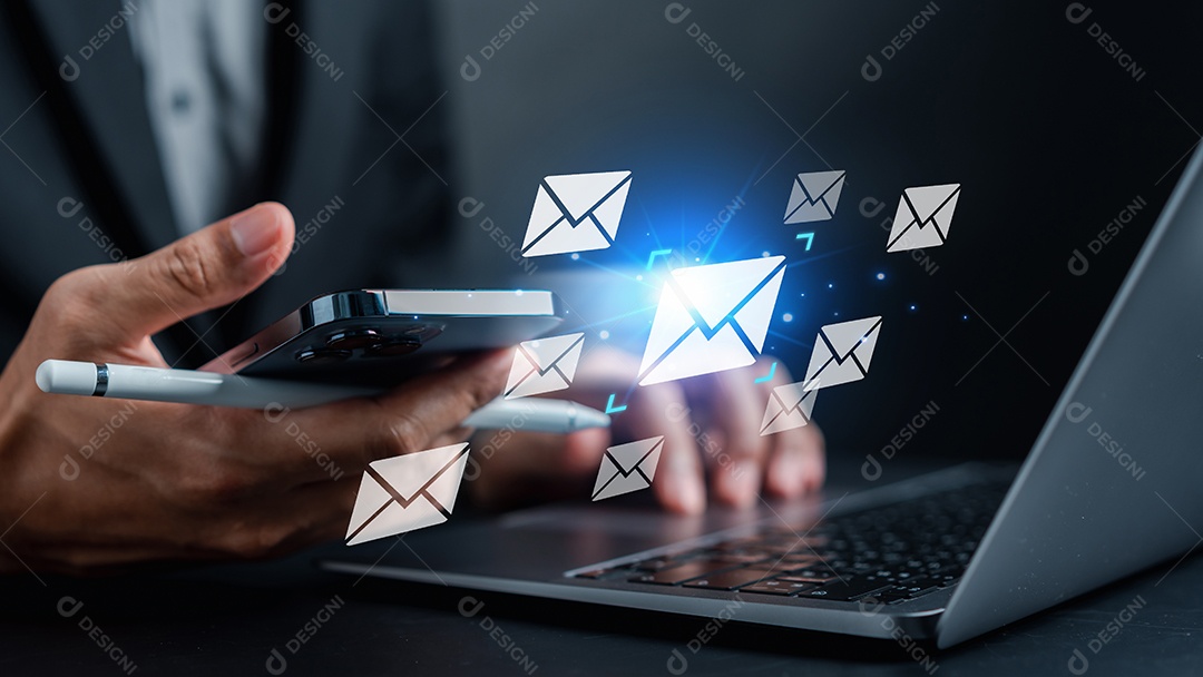 Empresário enviando e-mail por computador portátil para o cliente, contato comercial e comunicação, ícone de e-mail