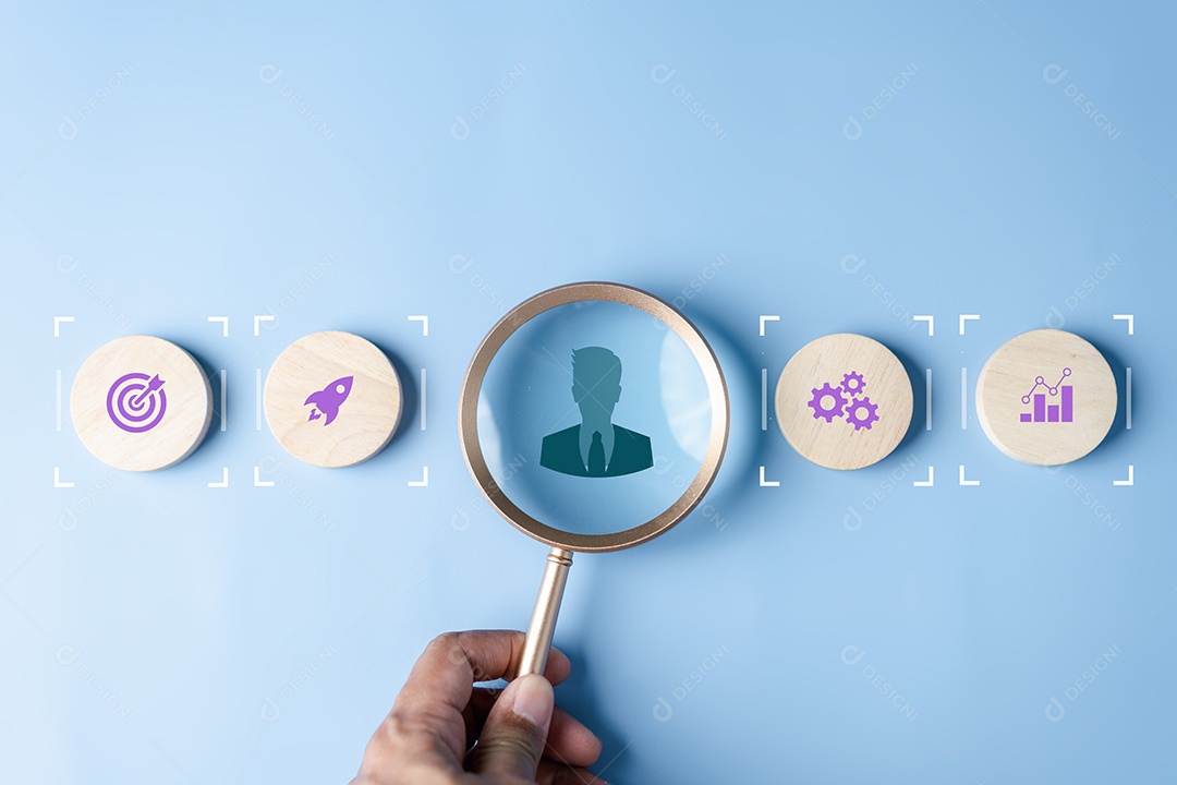 Foco de vidro de lupa para ícone de gerente dentro de negócios de crescimento para liderança de desenvolvimento