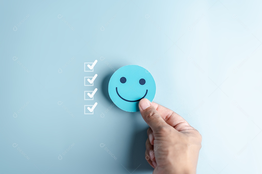 Mãos segurando um rosto azul sorriso feliz. pensamento positivo de saúde