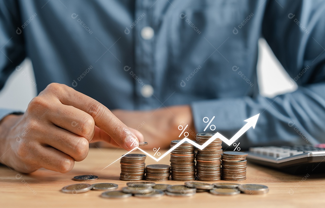 Empresário, empilhando moedas de dinheiro, contabilizando o aumento da taxa de juros financeira