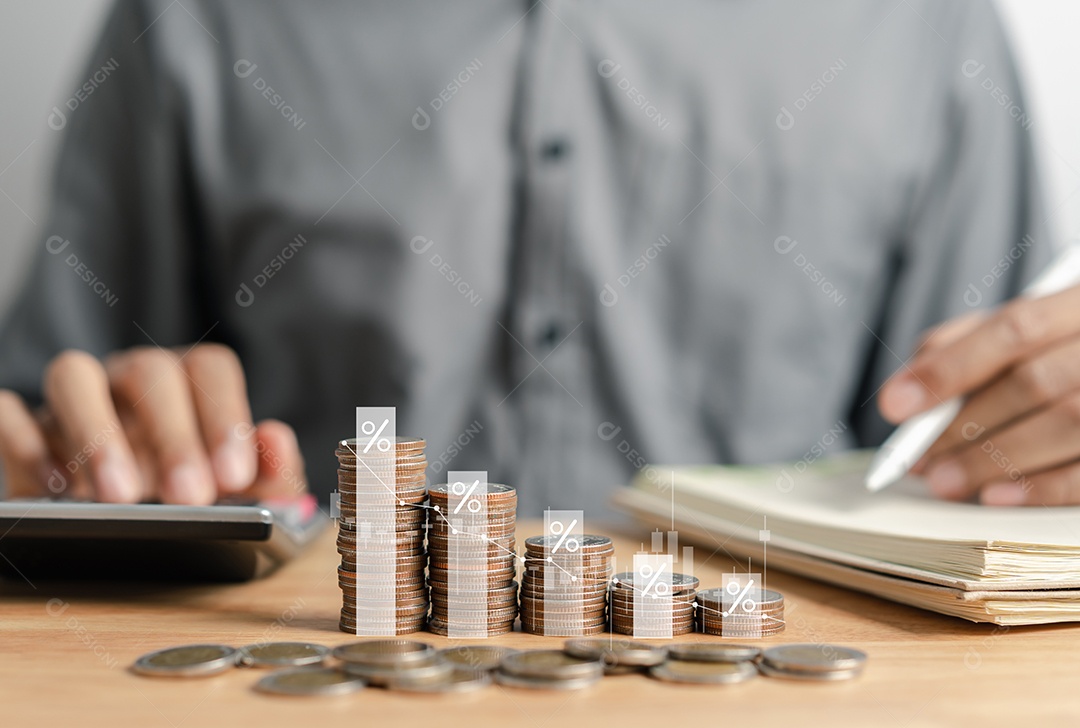 Empresário, empilhando moedas de dinheiro, contabilizando o aumento da taxa de juros financeira