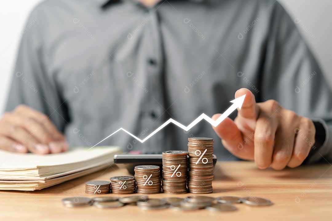 Empresário, empilhando moedas de dinheiro, contabilizando o aumento da taxa de juros financeira