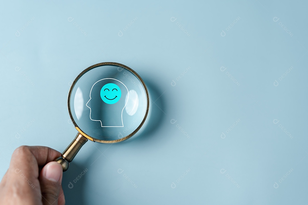 O foco da lupa no cérebro humano e o sinal de saúde mental do sorriso são pensamento positivo