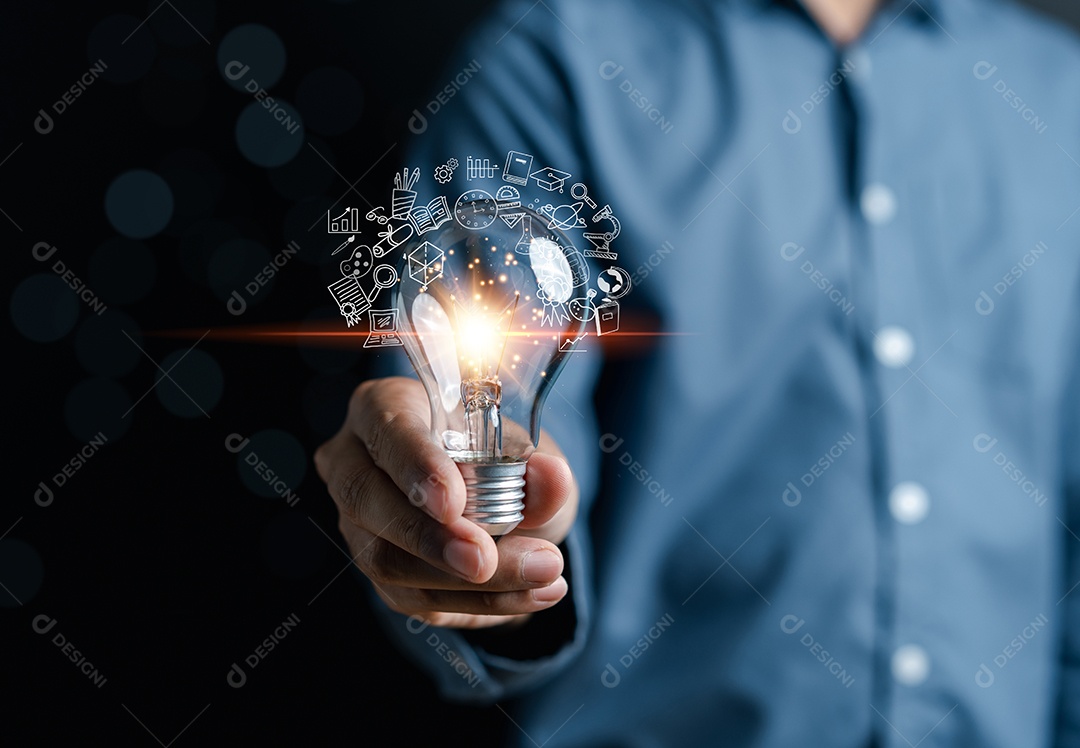 Mão de empresário segurando a lâmpada trabalhando Criatividade