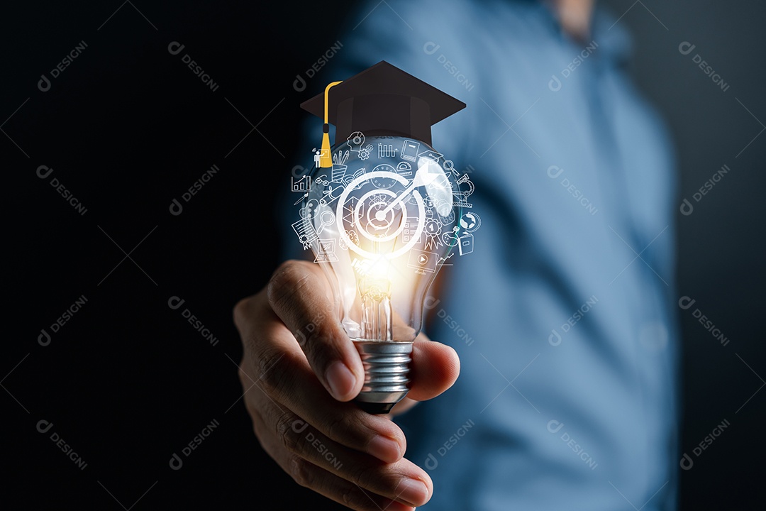 Mão de homem segurando lâmpada com aprendizagem educar e conceito de graduação.
