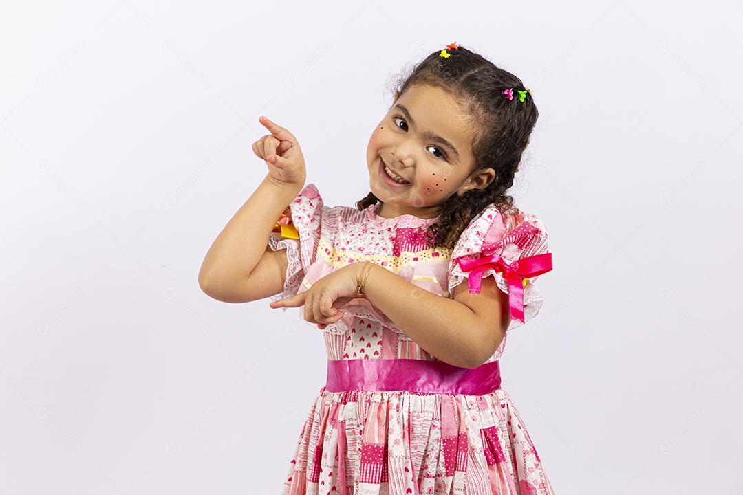 Linda garota com vestido de festa junina