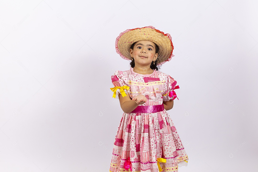Linda garota com vestido de festa junina