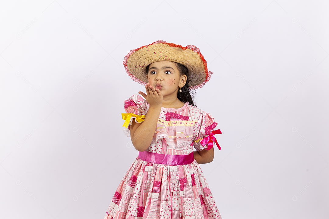 Linda garota com vestido de festa junina