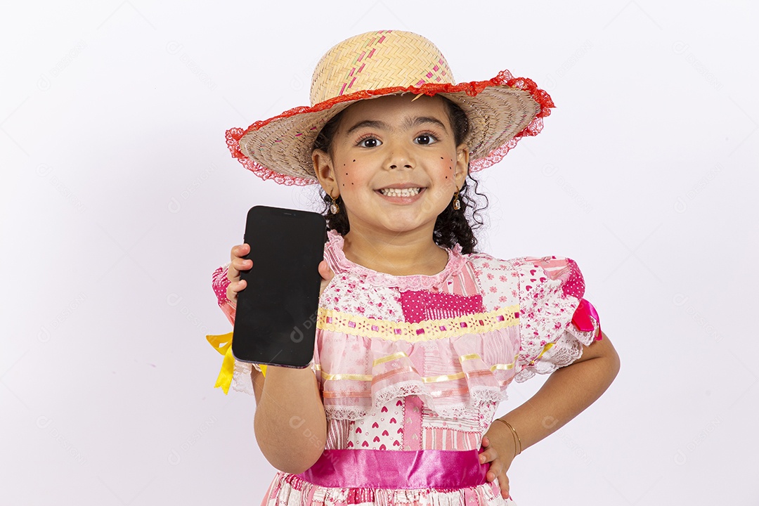 Menina com trajes de festa junina