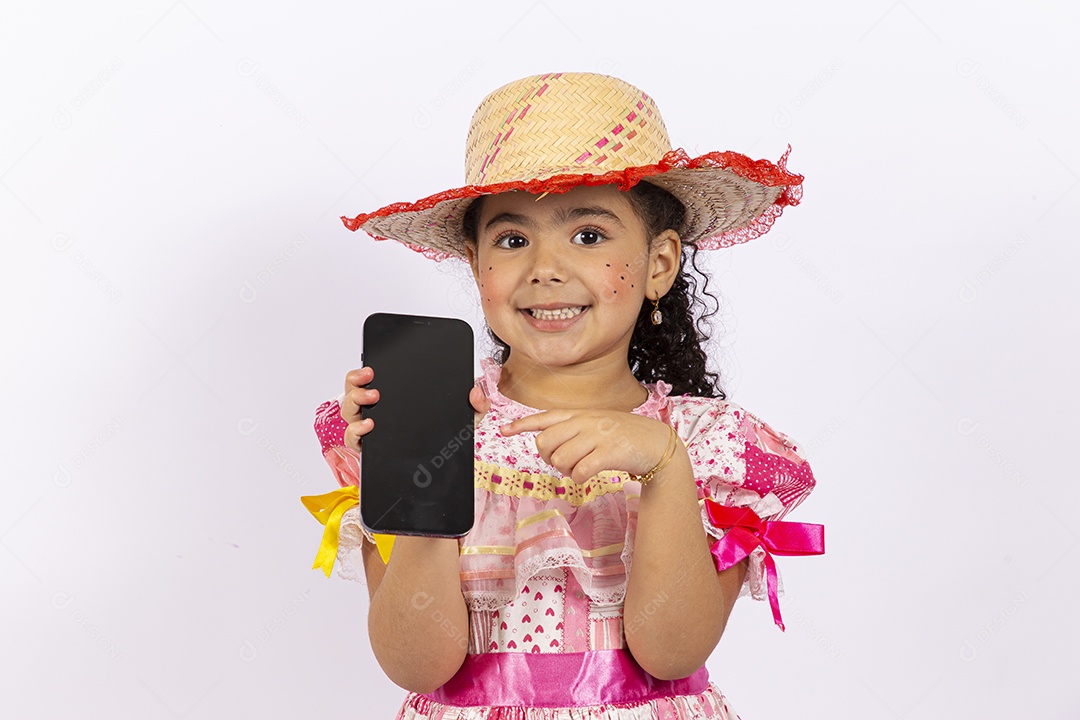 Menina com trajes de festa junina