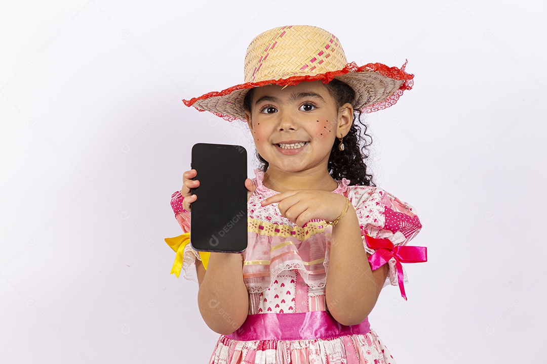 Menina com trajes de festa junina