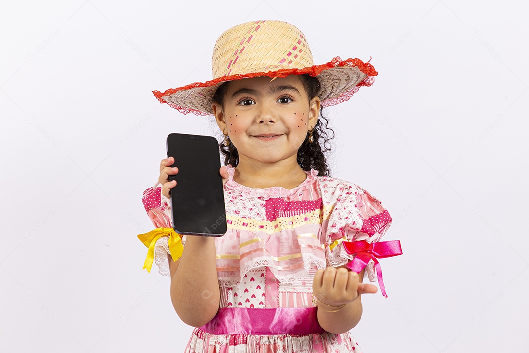 Menina com trajes de festa junina