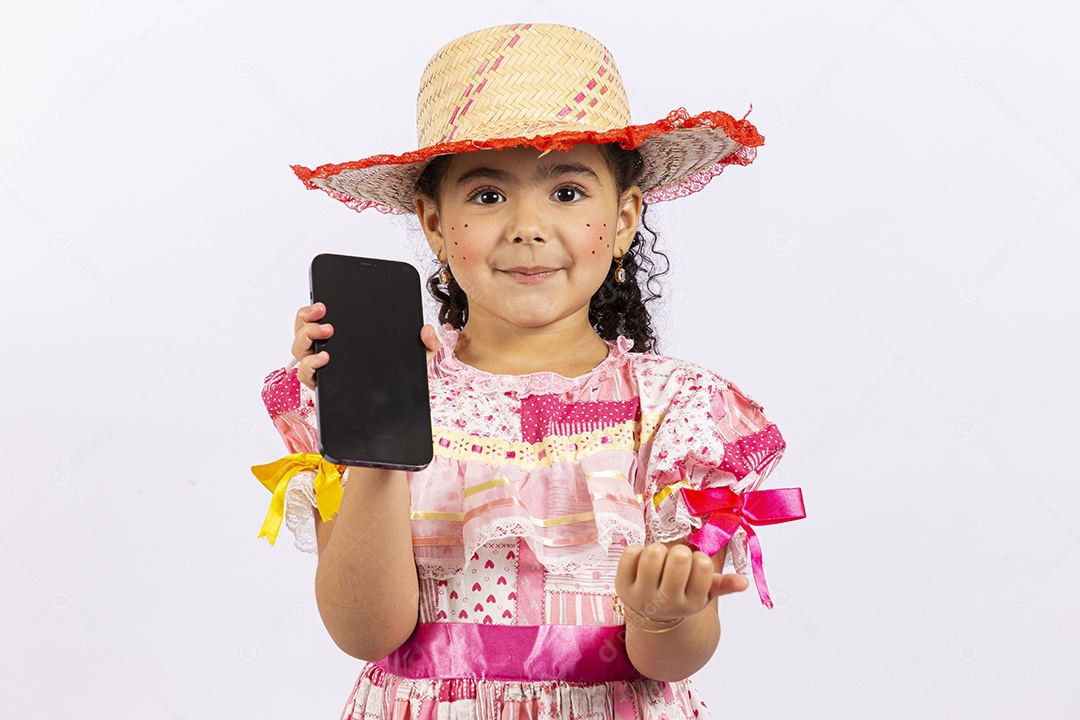 Menina com trajes de festa junina