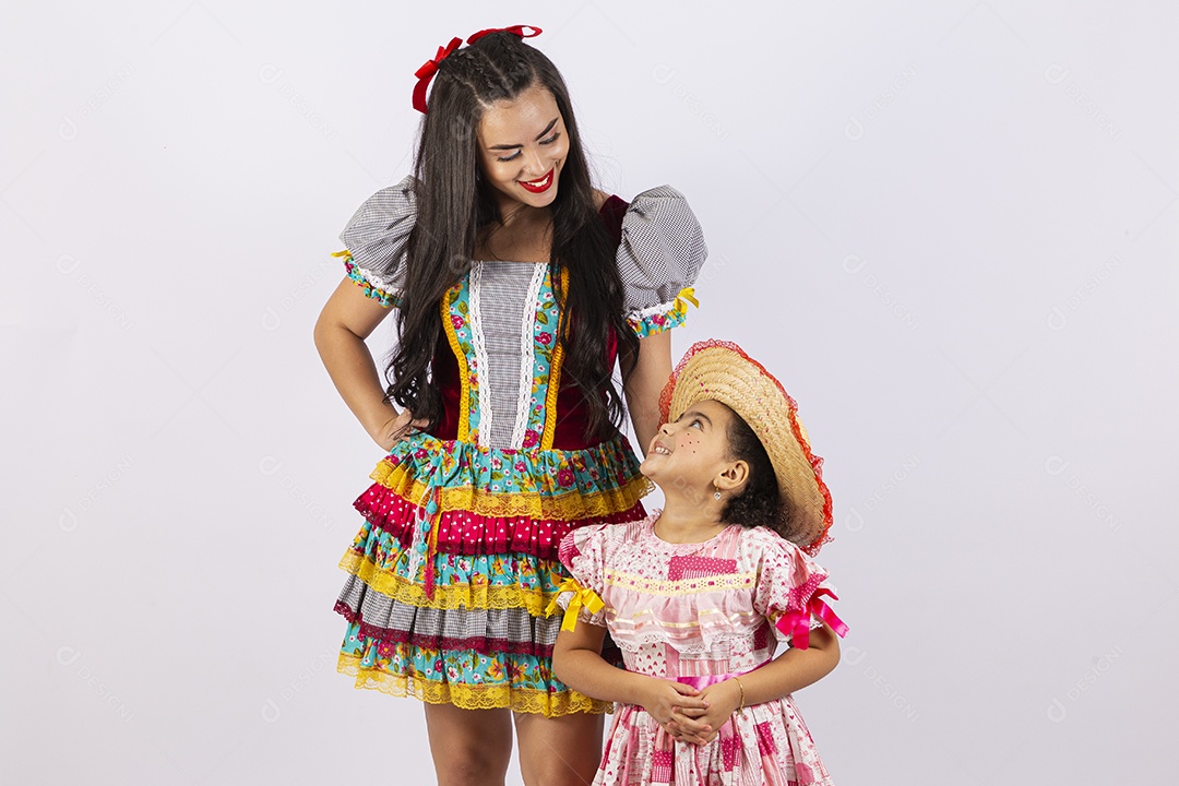 Meninas com trajes de festa junina