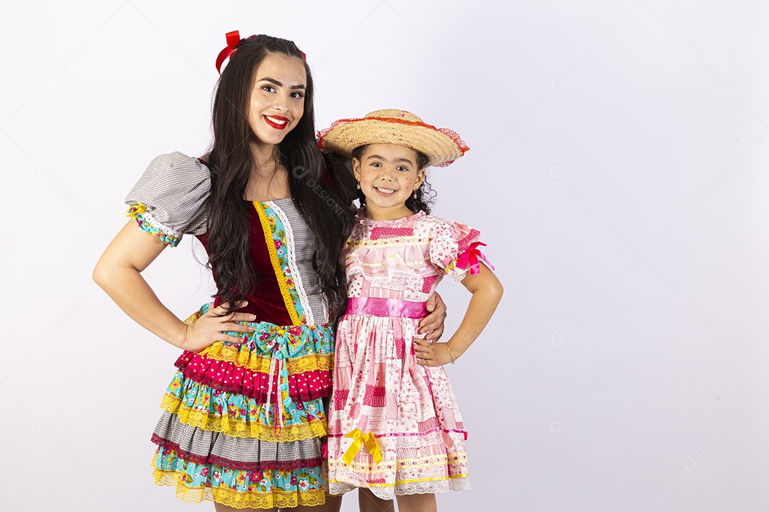 Meninas com trajes de festa junina