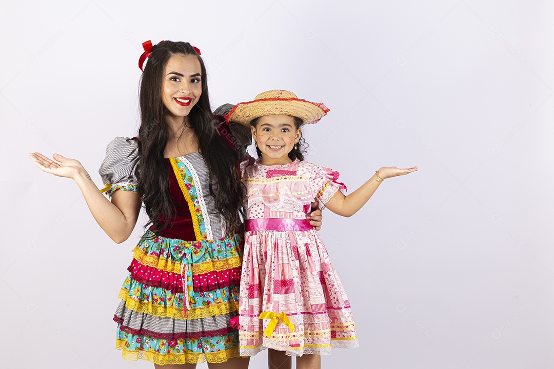Meninas com trajes de festa junina