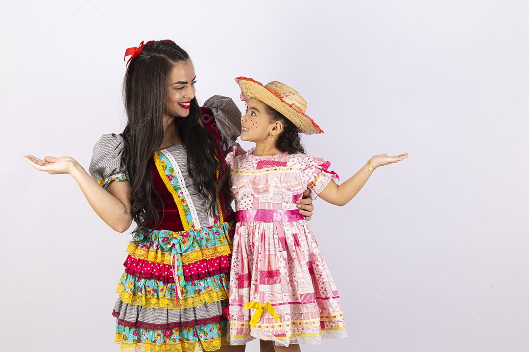 Meninas com trajes de festa junina