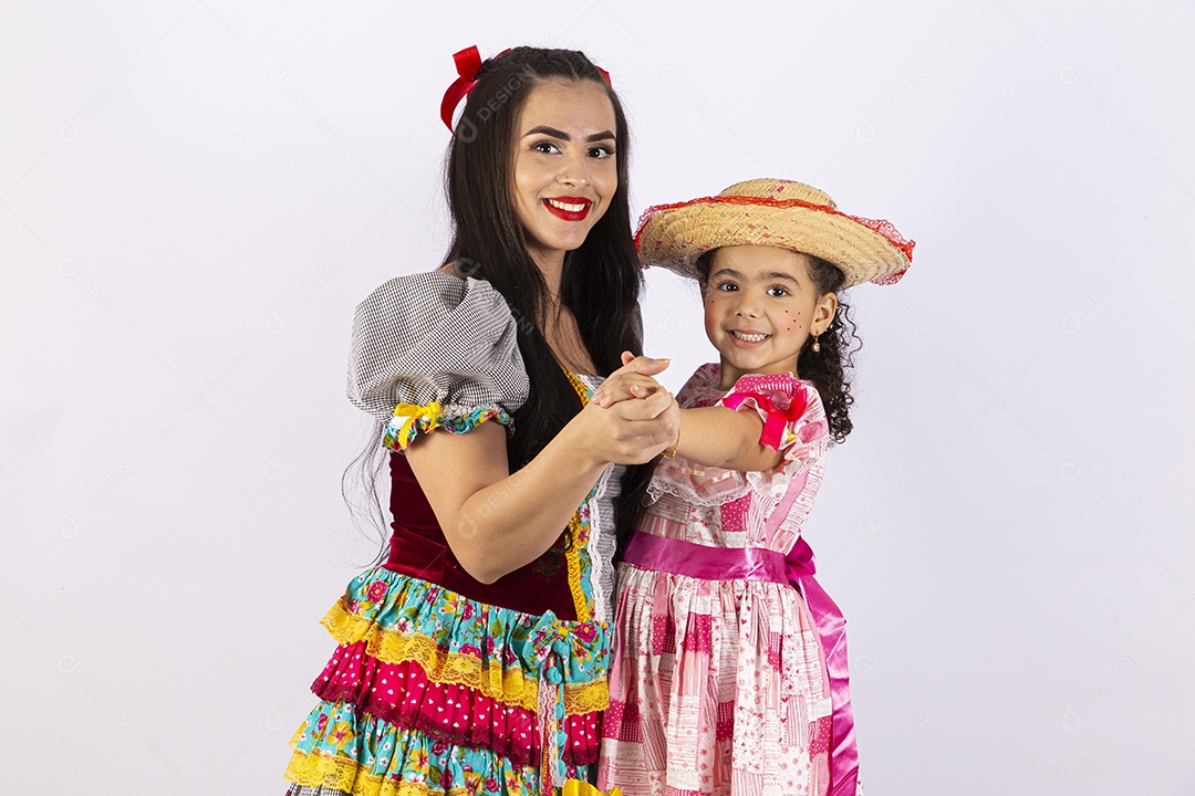Meninas com trajes de festa junina