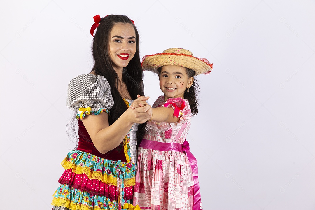 Meninas com trajes de festa junina