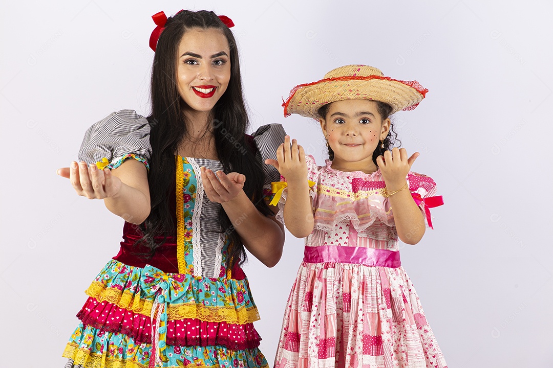 Duas meninas fantasiadas com vestido de festa junina
