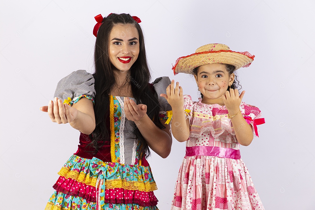 Duas meninas fantasiadas com vestido de festa junina