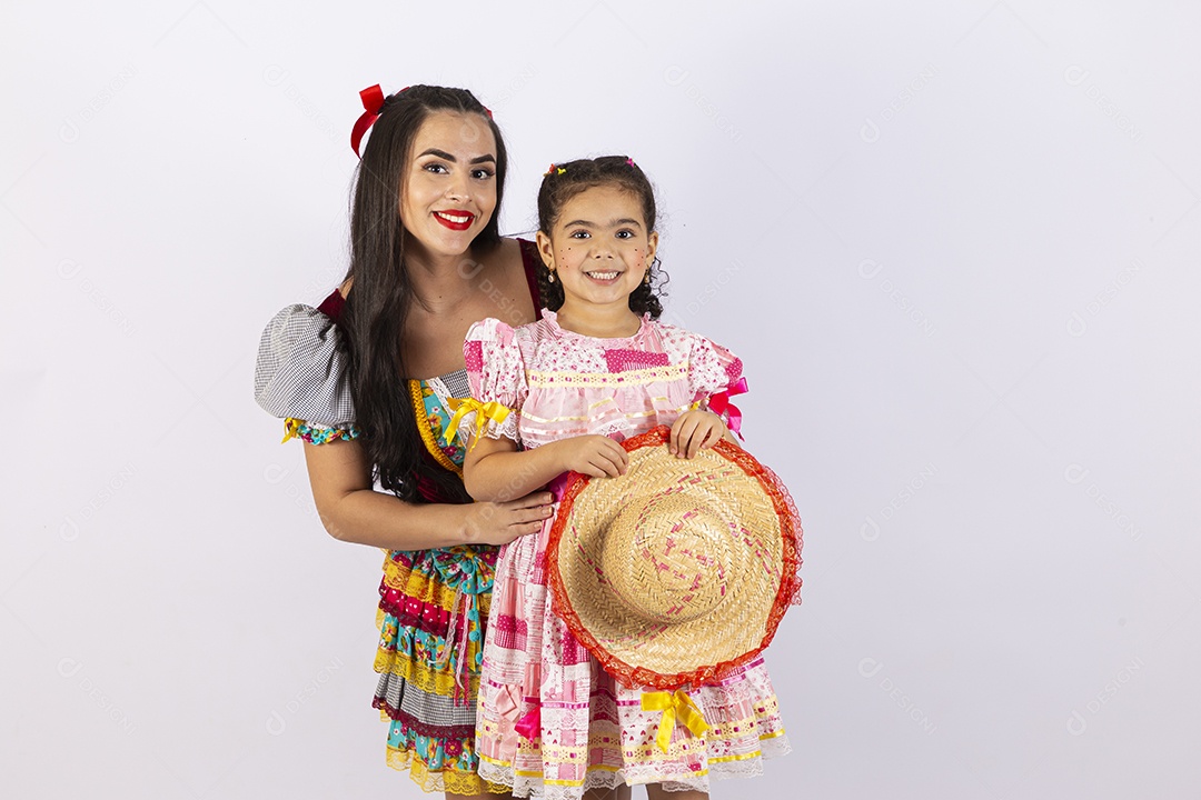 Duas meninas fantasiadas com vestido de festa junina