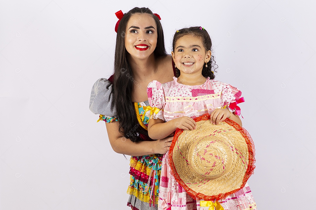 Duas meninas fantasiadas com vestido de festa junina